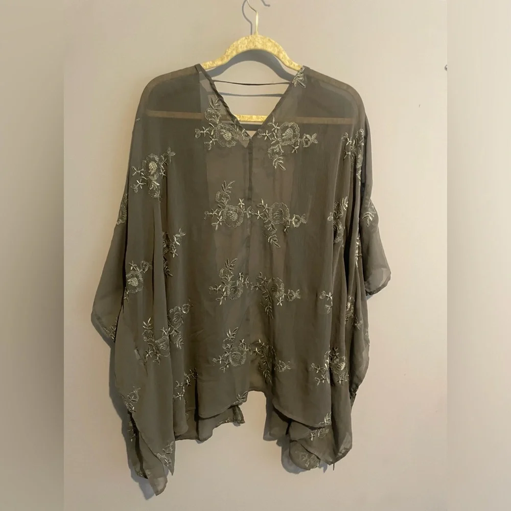 Maurice’s Olive‎ Embroidered Side Slit Kimono L/XL